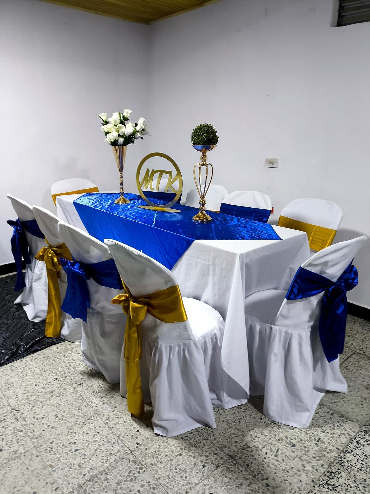 Silla vestida con vestido de tela y moño de satín, de MTK Alquiler y Decoración