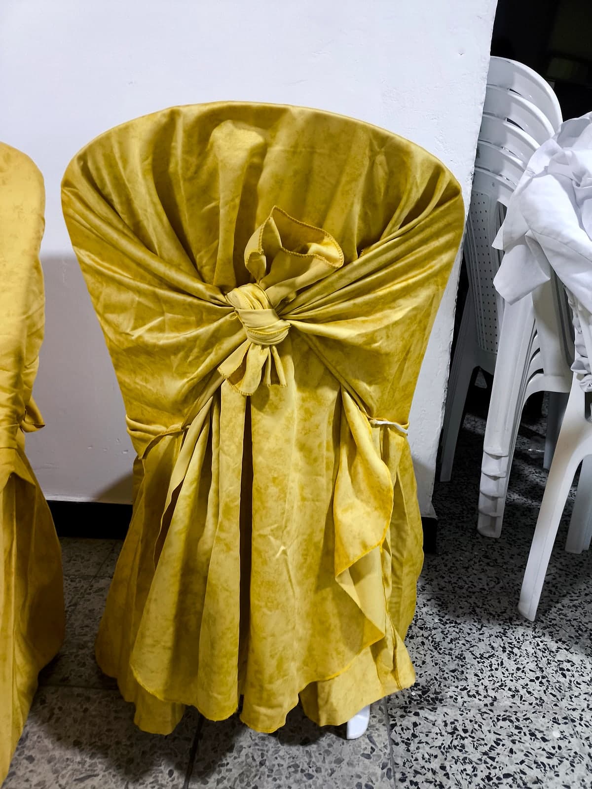 Vestido de silla en Dorado, en alquiler en MTK