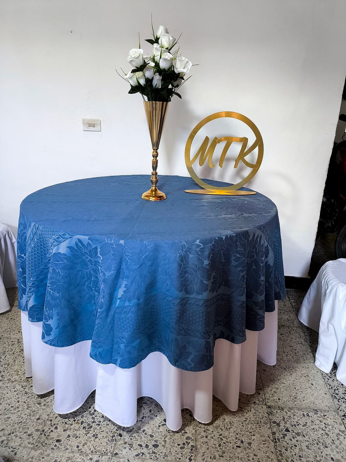 Mantel redondo en Azul aciano grabado, en alquiler en MTK