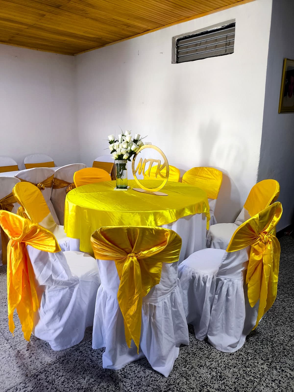 Pañoleta satín en Amarillo, en alquiler en MTK