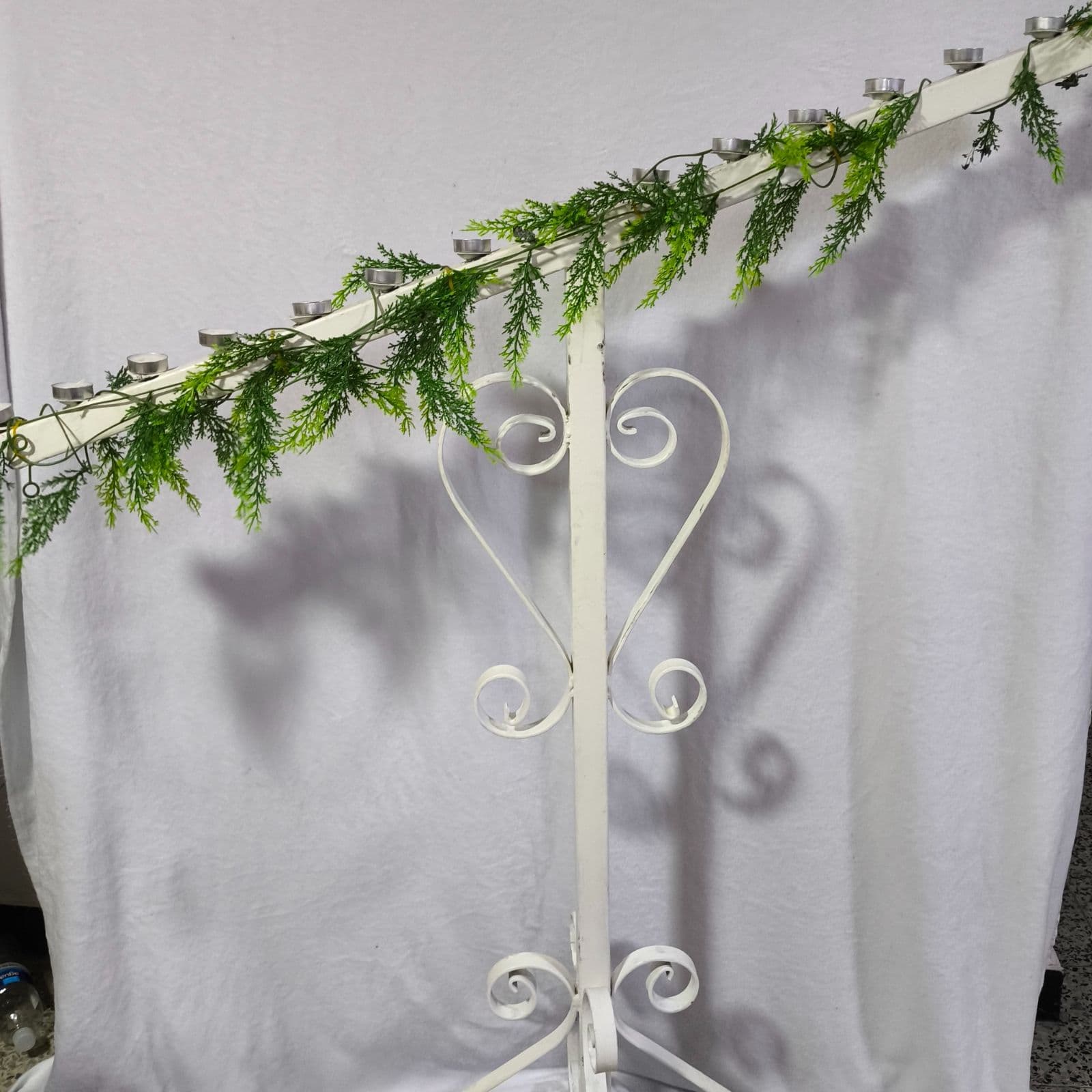 Candelabro metálico blanco de piso 1,10 mts, en alquiler en MTK