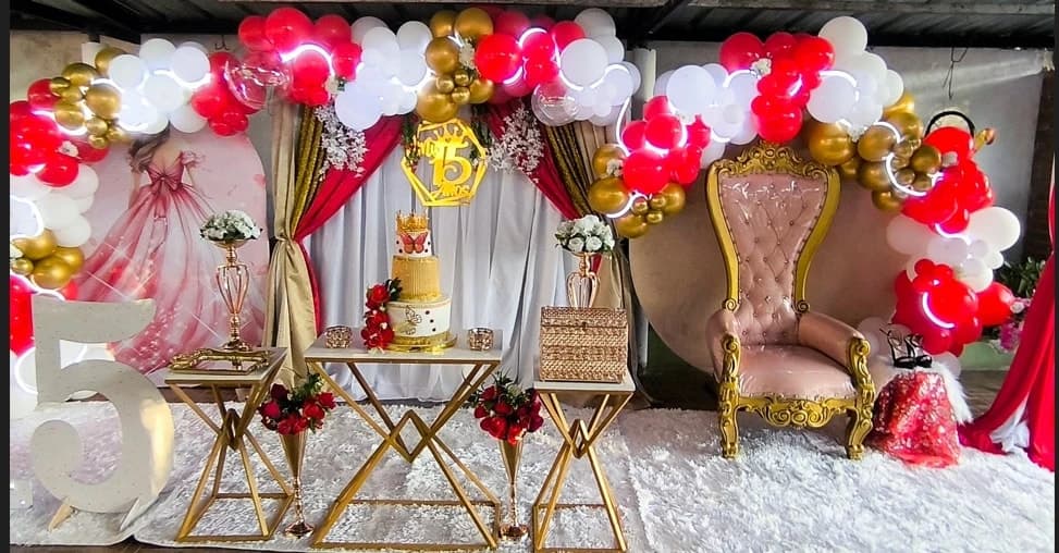 Decoración de quince años en rojo, blanco y dorado en una casa campestre en La Ulloa